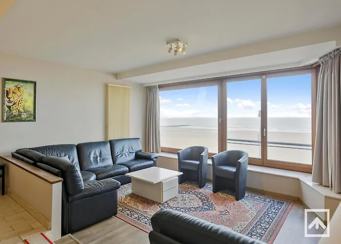 By The Sea Near Marina 布兰肯贝赫