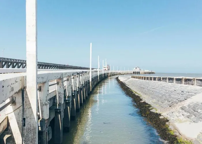 By The Sea Near Marina * 布兰肯贝赫