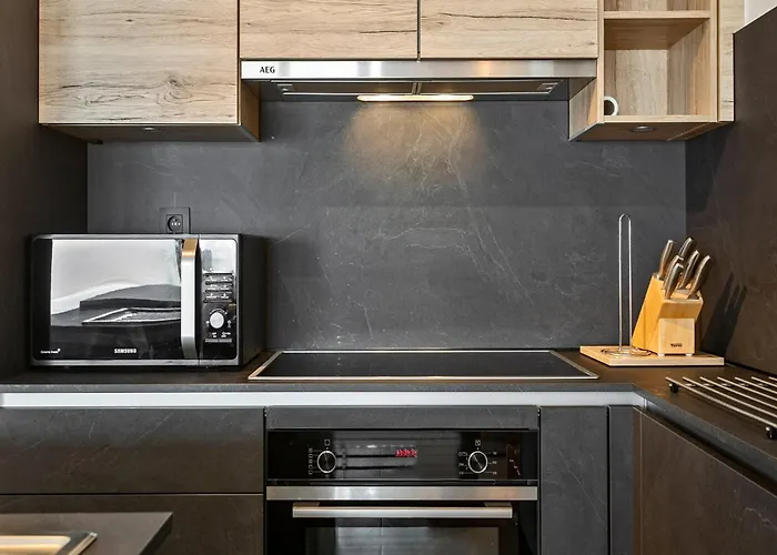 By The Sea Near Marina 布兰肯贝赫