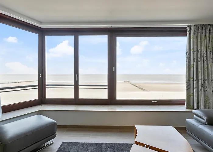 By The Sea Near Marina 布兰肯贝赫